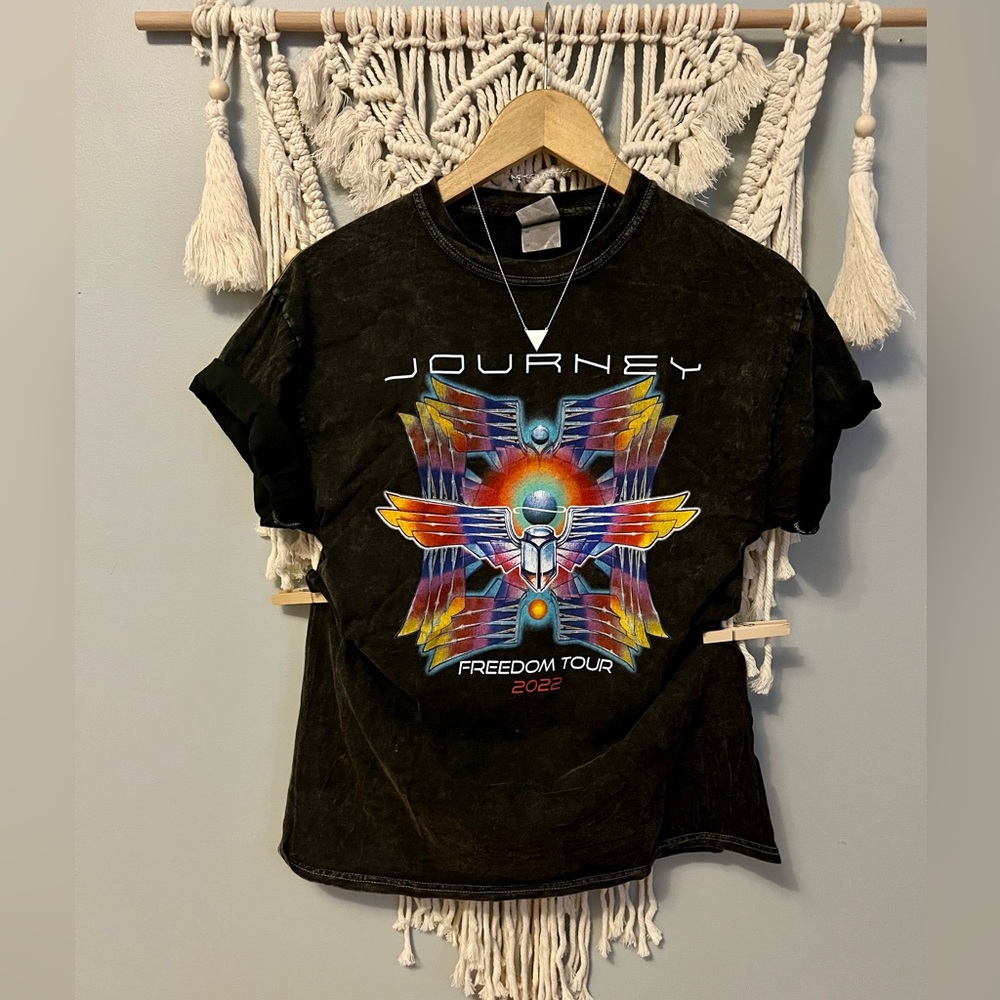 •NWOT• Licensed Official JOURNAL Band Tee // Freedom Tour ‘22